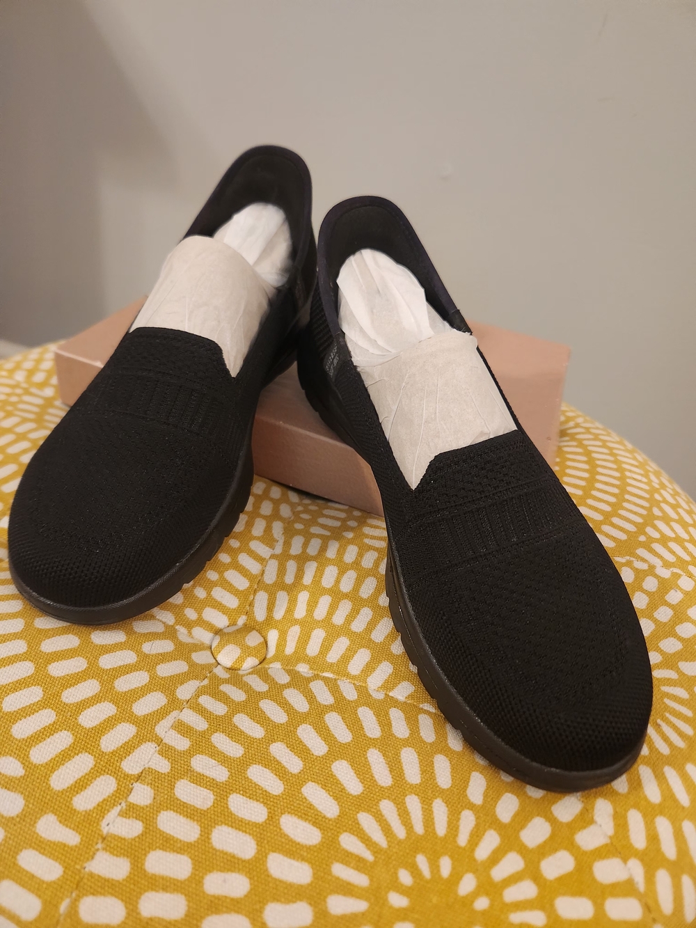 Skechers Slip-On Knit Loafers w/ Memory Foam.   Size 7-Black